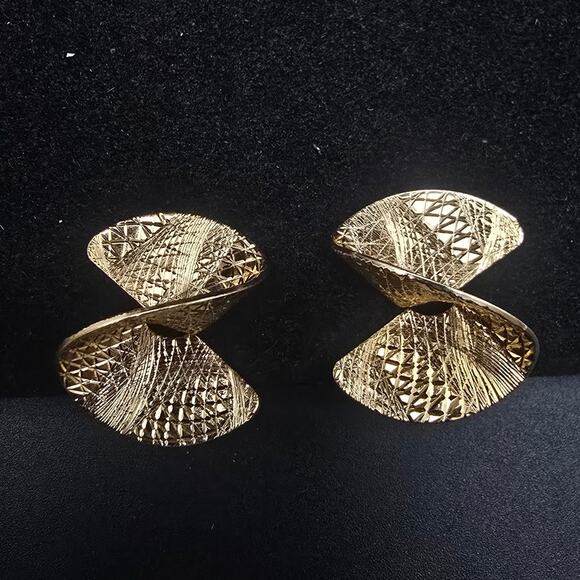 Sarah Coventry Gold Tone Twisted Earrings Clip On Vintage Jewelry - Picture 1 of 5